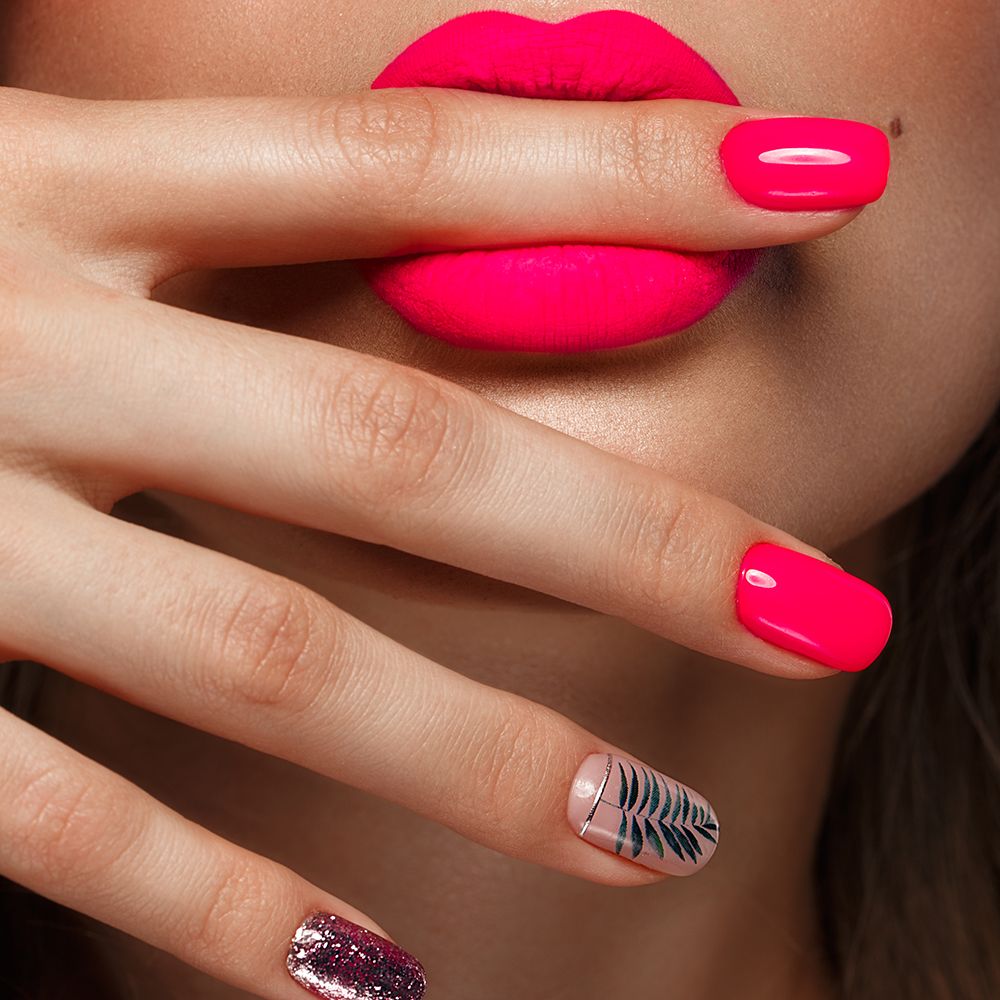 Manicura semipermanente con diferentes decoraciones en cada uña.